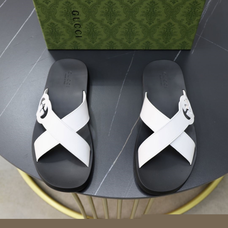 G*u*i slippers
